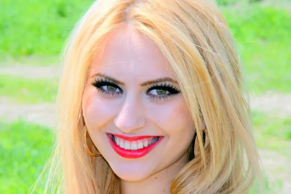 Blond sombre: odkryj nowy trend koloryzacji włosów
