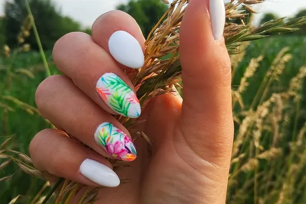 Paznokcie akrylowe: perfekcyjny manicure krok po kroku